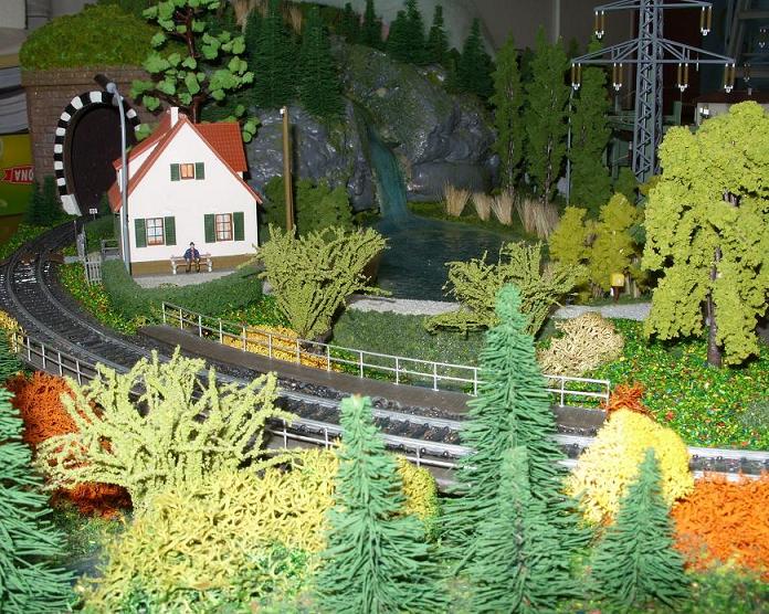 Železničný most,vegetácia a dom